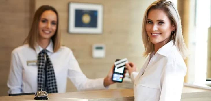 Ile zarabia się na recepcji w hotelu? Fakty, które musisz znać